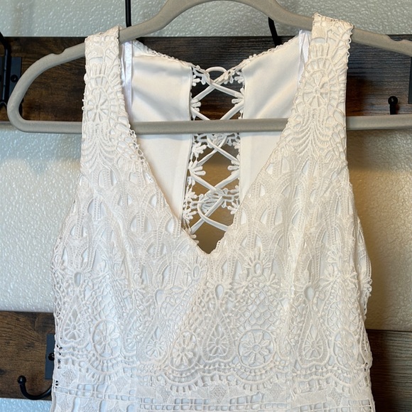 Womens White Crochet Lace V-neck Lace-up Sheath Dress - Picture 2 of 13